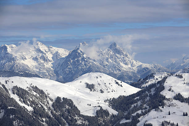 kitzbuehler alpi in tirolo - hahnenkamm foto e immagini stock