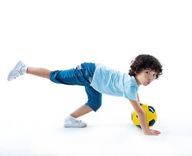 kleiner junge spielt fußball - soccer child indoors little boys stock-fotos und bilder