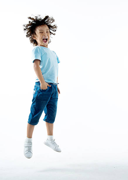 ragazzino che salta isolato su sfondo bianco - t shirt child white portrait foto e immagini stock