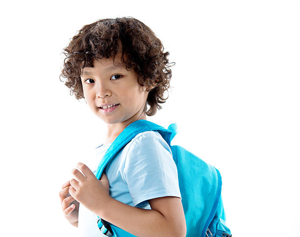 白い背景に対してスクールバッグを持つ小さなアジアの少年 - little boys preschooler back to school backpack ストックフォトと画像