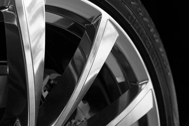 часть новой шины на оправе alu на черном - wheel alloy alloy wheel tire стоковые фото и изображения