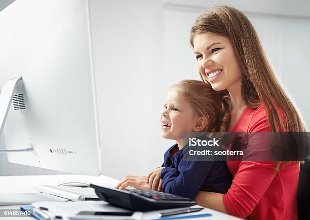 바쁜 여자 와 아이 에 사무실 가족에 대한 스톡 사진 및 기타 이미지 - 가족, 계산기, 고름 - iStock 바쁜 여자 와 아이 에 사무실 가족에 대한 스톡 사진 및 기타 이미지 - 가족, 계산기, 고름 - Istock