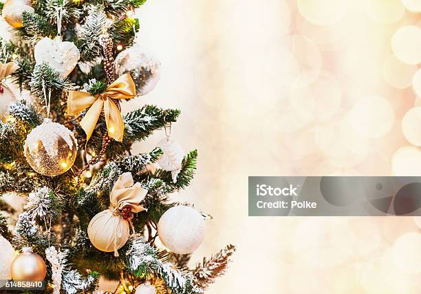 Geschmückter Weihnachtsbaum Im Urlaubshintergrund Stockfoto und mehr Bilder von Weihnachtsbaum - Weihnachtsbaum, Weihnachten, Eleganz
