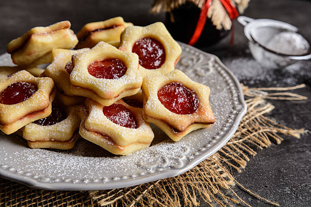 christmas linzer cookies with jam - cookie christmas shortbread food imagens e fotografias de stock