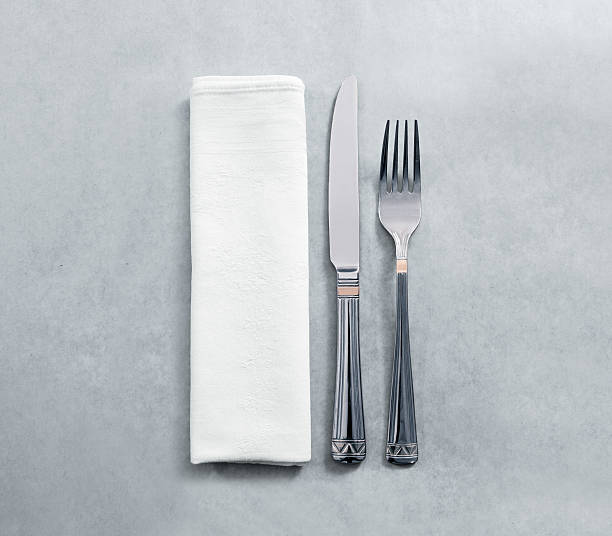 leere weiße restaurant serviette mockup mit messer und gabel - napkin silverware textile fork stock-fotos und bilder