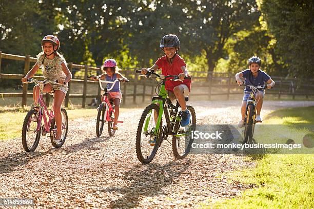 함께 시골에서 사이클 라이드에 네 아이 자전거 타기에 대한 스톡 사진 및 기타 이미지 - 자전거 타기, 아이, 두발자전거