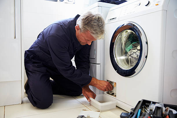 водопроводчик фиксация внутренней стиральной машины - repairing appliance clothes washer repairman стоковые фото и изображения