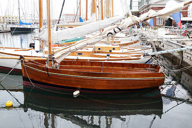 классические парусная лодка - moored nautical vessel tied knot sailboat стоковые фото и изображения