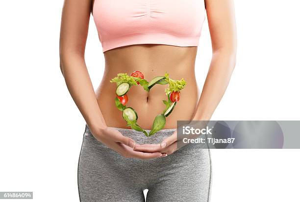 Fit Junge Frau Hält Ein Herz Aus Gemüse Stockfoto und mehr Bilder von Bauch - Bauch, Gesunde Ernährung, Gesunder Lebensstil