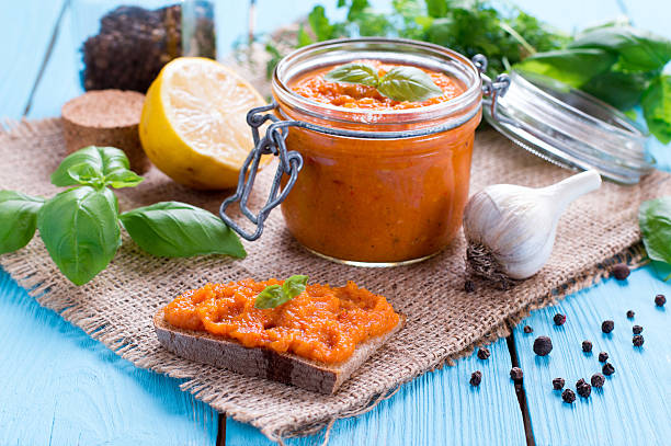 hausgemachte kaviar von gemüse auf eine scheibe brot - rustic domestic kitchen canning vegetable stock-fotos und bilder