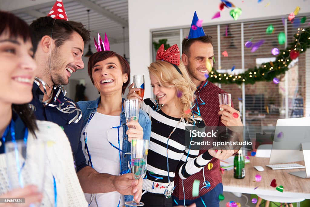 Amici d'ufficio alla festa - Foto stock royalty-free di Festa di lavoro