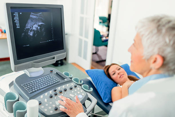 femme enceinte ayant un examen échographique dans le bureau des médecins. - human pregnancy ultrasound medical exam doctor photos et images de collection