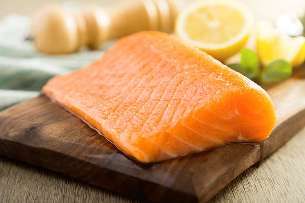 salmon fish steck on the cutting board - pembe somon stok fotoğraflar ve resimler