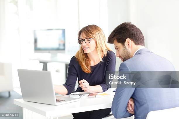 Teamwork Im Büro Stockfoto und mehr Bilder von Bank - Bank, Vermögensberatung, Assistent