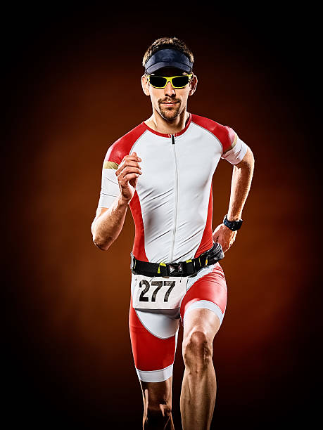 uomo corridore corre isolato ironman-triathlon - jogging ironman triathalon triathlon ironman foto e immagini stock