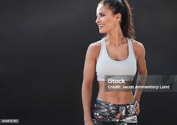 Photo libre de droit de Heureuse Jeune Femme En Vêtements De Sport Souriant banque d'images et plus d'images libres de droit de Femmes