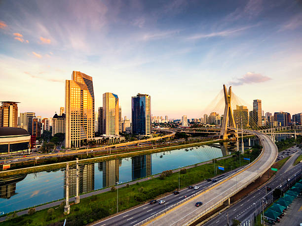 kabel trzymał się słynny most w sao paulo miasta.   - sao paulo zdjęcia i obrazy z banku zdjęć