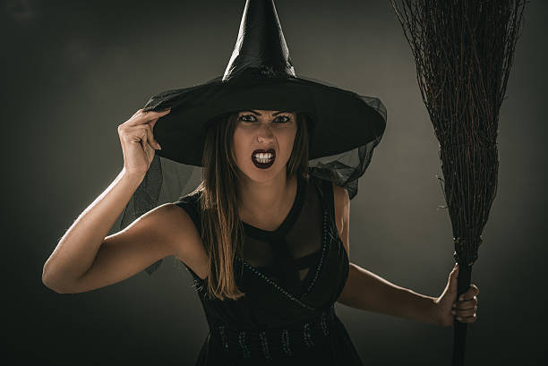sorcière d'halloween - hairbrush photos et images de collection
