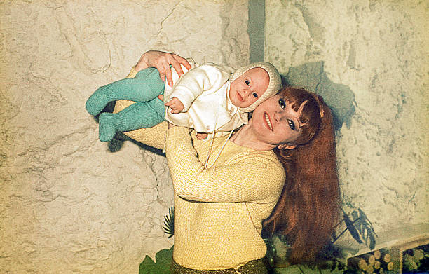 mãe feliz vintage brincando com seu filho - 1960s style image created 1960s retro revival family - fotografias e filmes do acervo