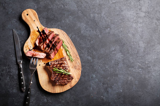 スライスビーフステーキのグリル - meat roast beef tenderloin beef ストックフォトと画像
