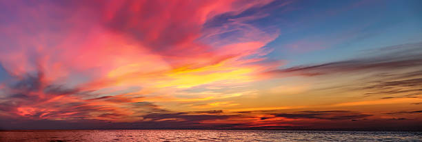 흐린 하늘다채로운 극적인 일몰. - beach sunset sky cloudscape 뉴스 사진 이미지