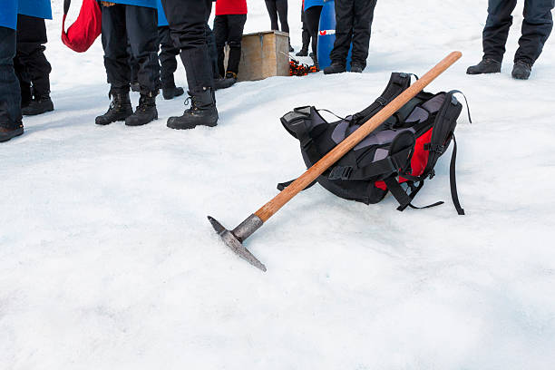 alpinistas de gelo na geleira franz josef na nova zelândia - new zealand ice climbing snow climbing - fotografias e filmes do acervo