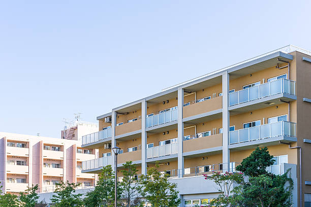 immagine residence, condominio contro cielo blu - appartamento immagine foto e immagini stock