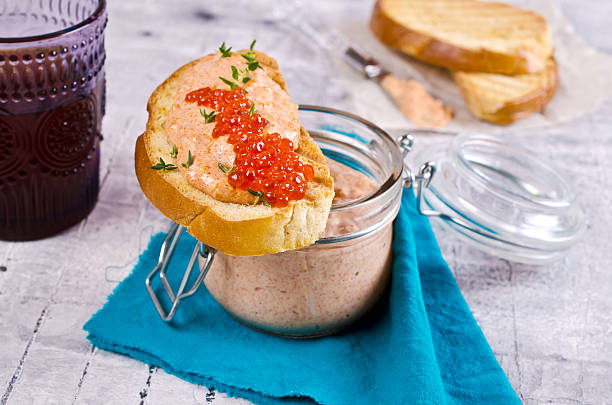 salmão de mousse e camarão - plank bread caviar close up - fotografias e filmes do acervo