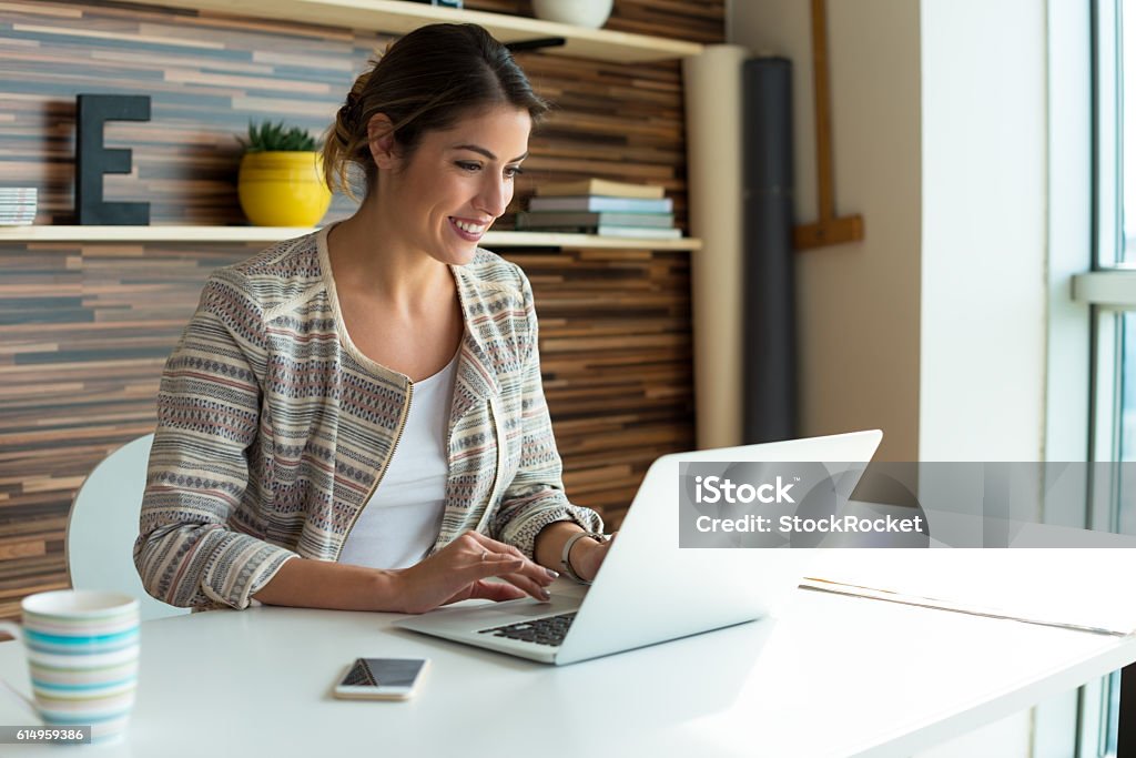 Mujer joven trabajando en una computadora - Foto de stock de Ordenador portátil libre de derechos