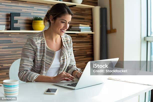 Mujer Joven Trabajando En Una Computadora Foto de stock y más banco de imágenes de Ordenador portátil - Ordenador portátil, Mujeres, Ejecutiva