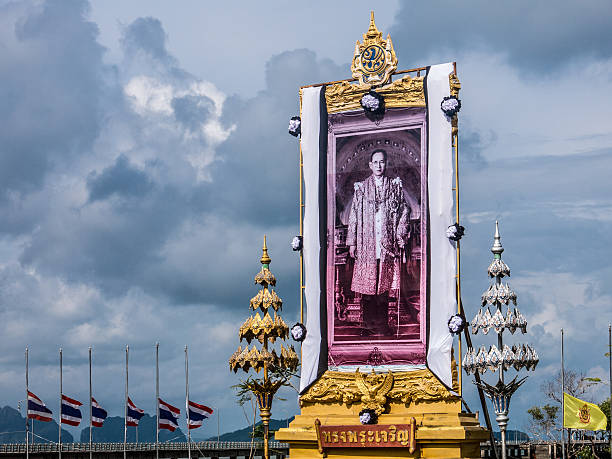 monumento su majestad el rey bhumibol adulyadej arriado banderas - phumiphon aduldet fotografías e imágenes de stock