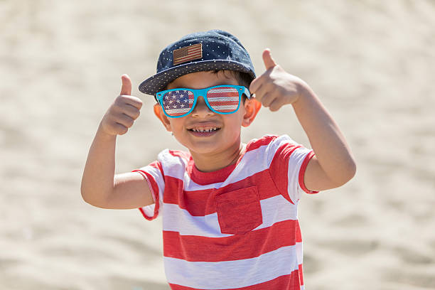feliz menino patriótico usando óculos de bandeira americana - child flag patriotism thumbs up - fotografias e filmes do acervo