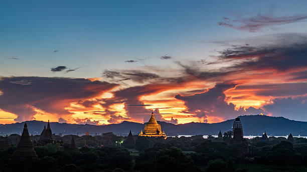 bagan myanmar colorful sunset over temples and pagodas - myanmar bagan temple ayeyarwady river imagens e fotografias de stock