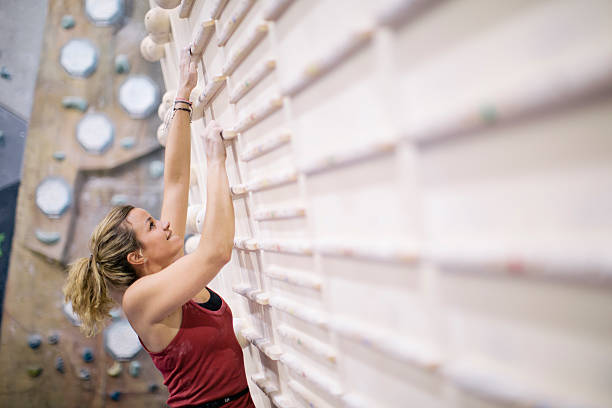 屋内ジムでクライミング、ボルダリング壁ます��。 - outdoors exercising climbing motivation ストックフォトと画像