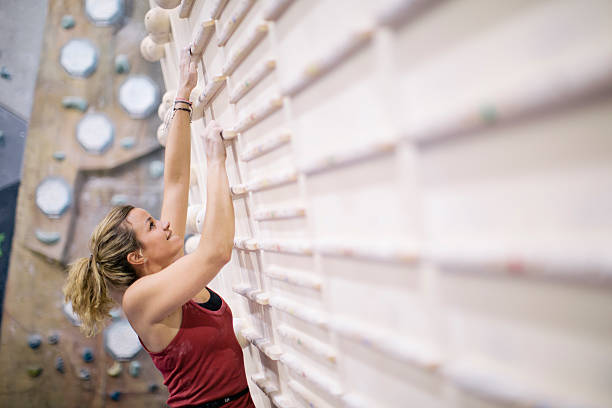 클라이밍 있는 실내 암벽 등반 체육관 벽. - outdoors exercising climbing motivation 뉴스 사진 이미지