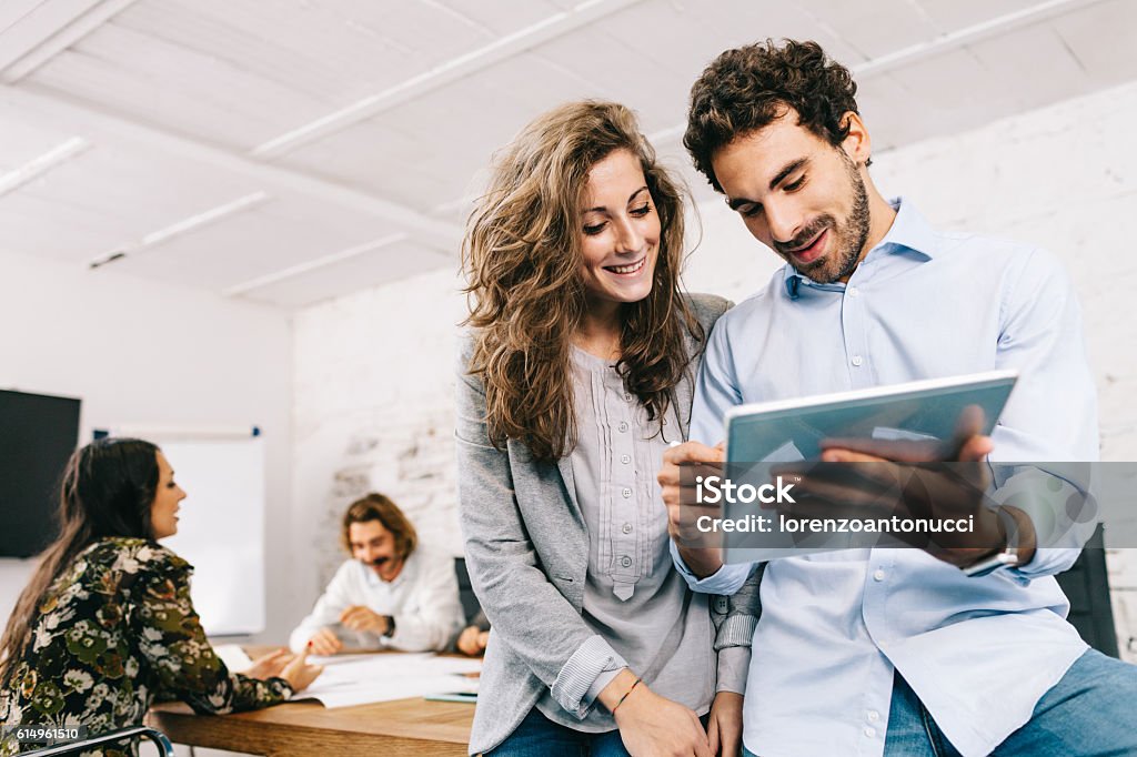 Jeune femme d’affaires et homme d’affaires travaillant en fonction - Photo de Marketing libre de droits