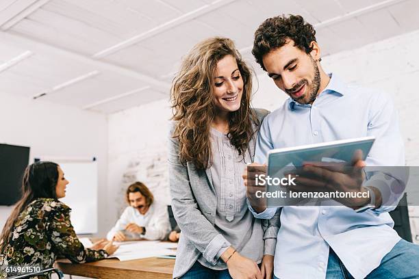 Photo libre de droit de Jeune Femme Daffaires Et Homme Daffaires Travaillant En Fonction banque d'images et plus d'images libres de droit de Marketing