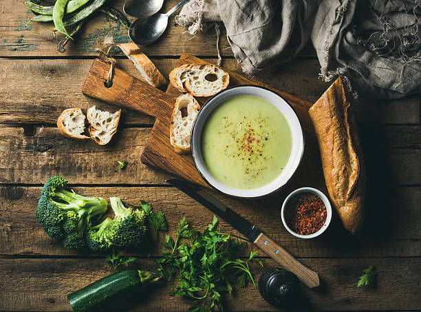 guisante casero, brócoli, sopa de crema de calabacín con baguette fresca - sopa de crema fotografías e imágenes de stock