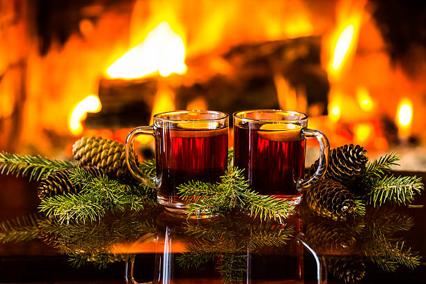 vino caliente o bebida caliente, decoración navideña, chimenea - mulled wine christmas tea heat fotografías e imágenes de stock
