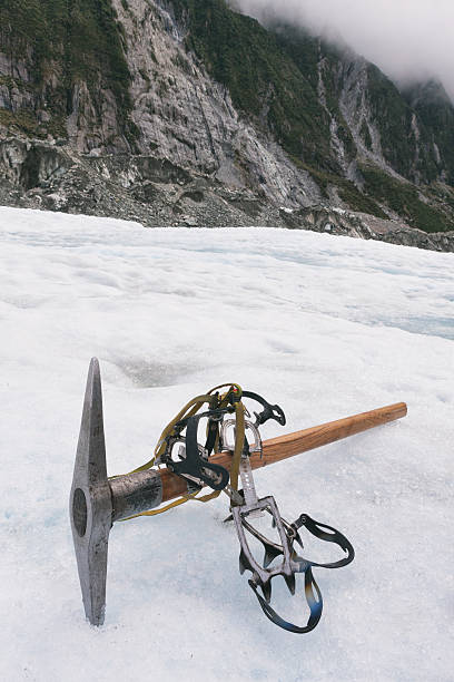 eiskletterausrüstung auf dem franz-josef-gletscher in neuseeland - new zealand ice climbing snow climbing stock-fotos und bilder