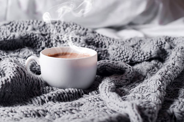 наличие чашка кофе в постели - hot chocolate hot drink heat drinking стоковые фото и изображения