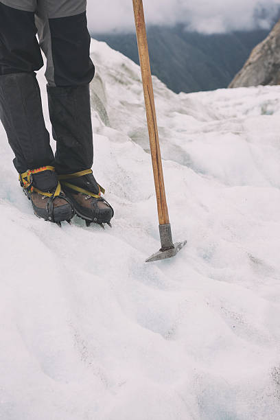 escalador de gelo na geleira franz josef na nova zelândia - new zealand ice climbing snow climbing - fotografias e filmes do acervo