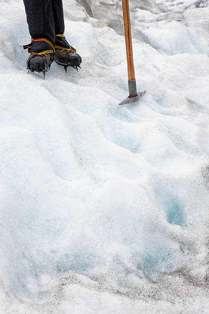 eiskletterer auf dem franz-josef-gletscher in neuseeland - new zealand ice climbing snow climbing stock-fotos und bilder
