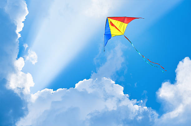 pipa voando no céu entre as nuvens - papagaio de papel - fotografias e filmes do acervo