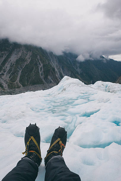eiskletterer auf dem franz-josef-gletscher in neuseeland - new zealand ice climbing snow climbing stock-fotos und bilder