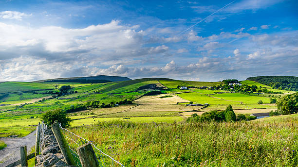 ペンドルヒルの夢のような空 - pennines ストックフォトと画像