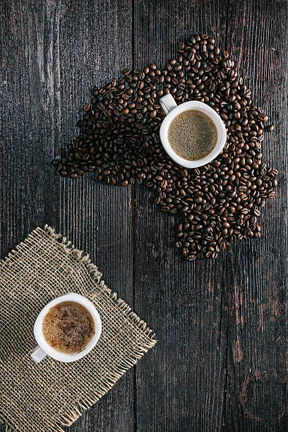 xícaras de café e grãos - coffee hot drink cup teaspoon - fotografias e filmes do acervo