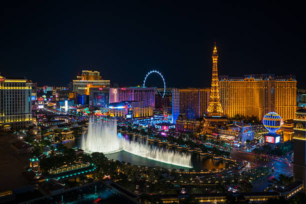 vue aérienne de la bande de las vegas dans le nevada - night view photos et images de collection