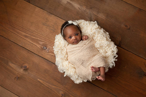 スワドル新生児の赤ちゃん - baby people headband portrait ストックフォトと画像