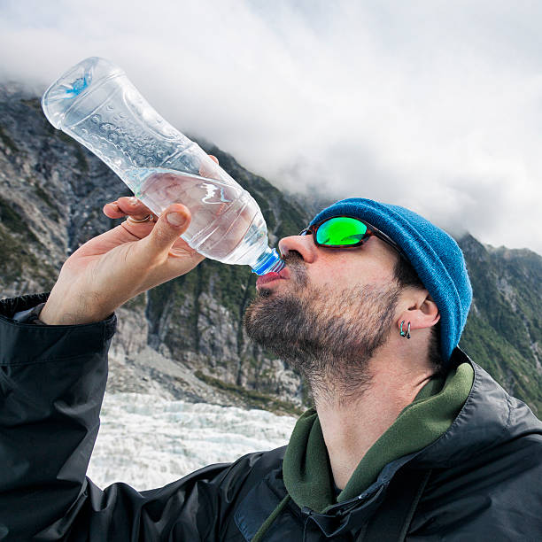 eiskletterer trinkwasser auf dem franz-josef-gletscher, neuseeland - new zealand ice climbing snow climbing stock-fotos und bilder